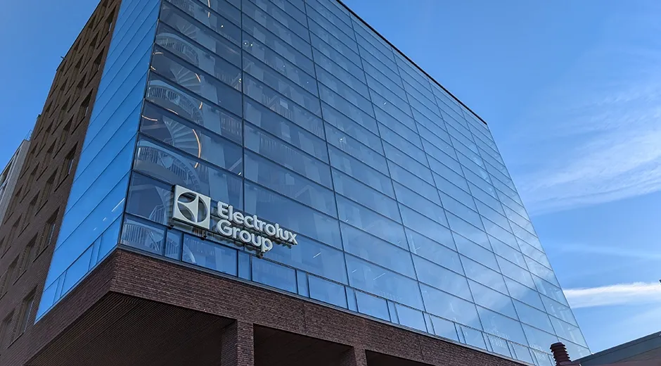 Het hoofdkantoor van Electrolux Group in Stockholm, met het logo op de glazen gevel