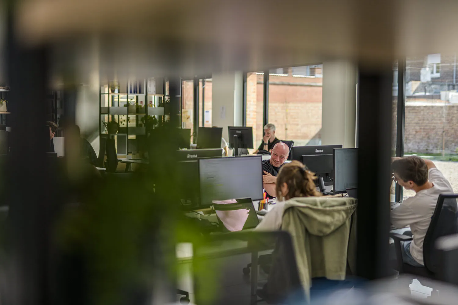 Een Octoo-collega in adviesgesprek aan de vergadertafel, pratend voor een whiteboard